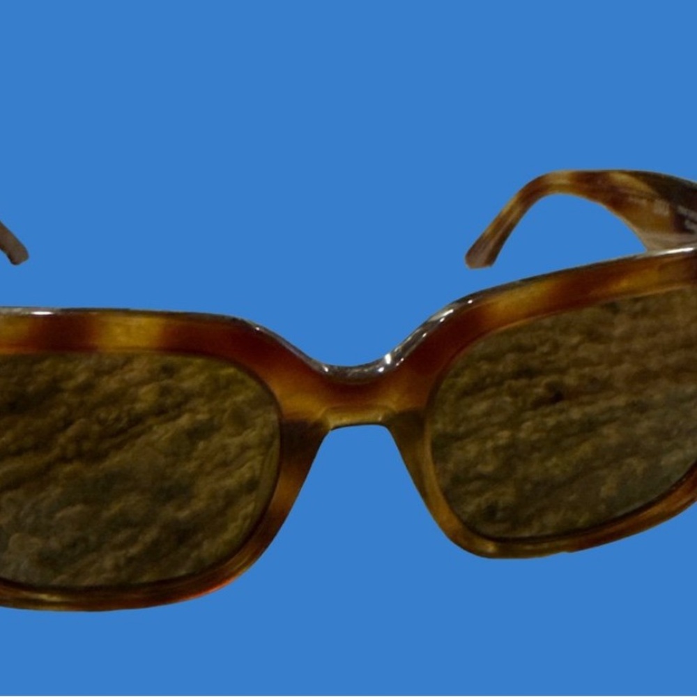 Stylish Tortoise Shell Sunglasses - image 1